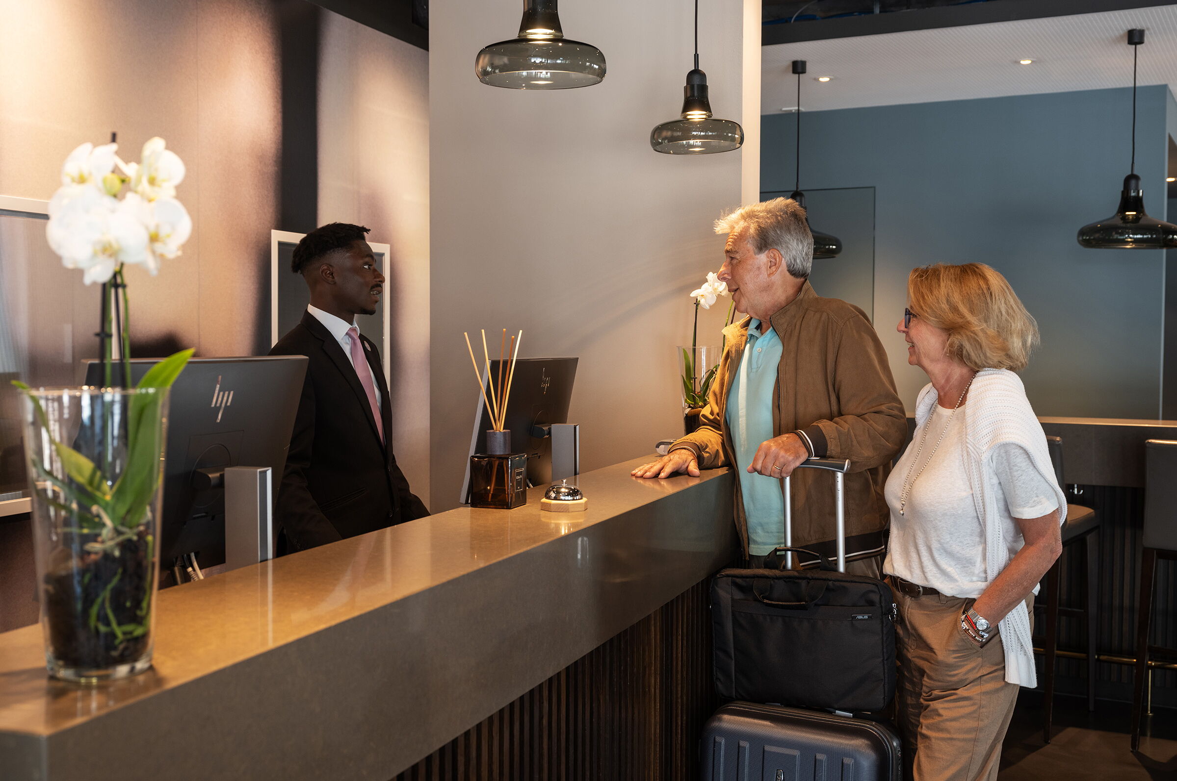 Acasa Suites Zürich Oerlikon Rezeption perfekt für Gäste vom Hallenstadion Acasa Suites Rezeption Anreise von Gästen die ein Konzert im Hallenstadion besuchen