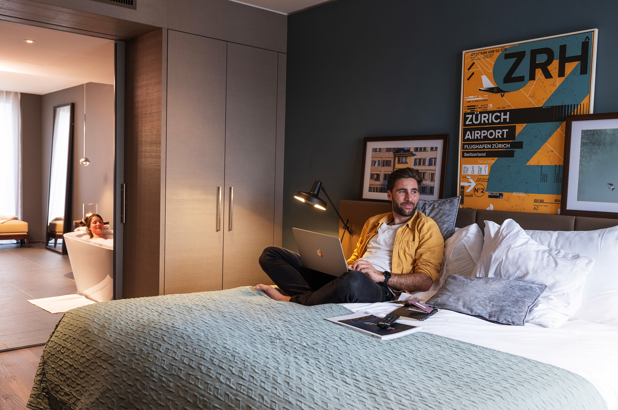 Acasa Suites Zürich Oerlikon Roof Top Suite Schlafzimmer und Badezimmer mit Badewanne Roof Top Suite Schlafzimmer und Badezimmer mit Badewanne